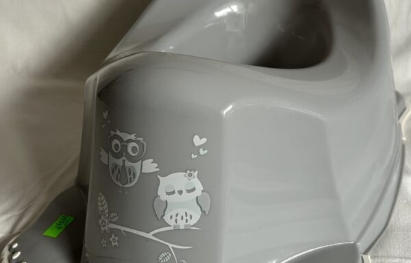 Nočník s ťapkami hrací šedý